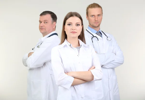 Trabajadores médicos sobre fondo gris — Foto de Stock