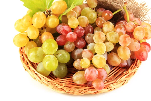 Спелый сладкий виноград в корзине, изолированный на белом — стоковое фото