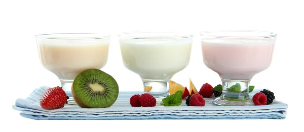 Heerlijke yoghurt met fruit en bessen geïsoleerd op wit — Stockfoto