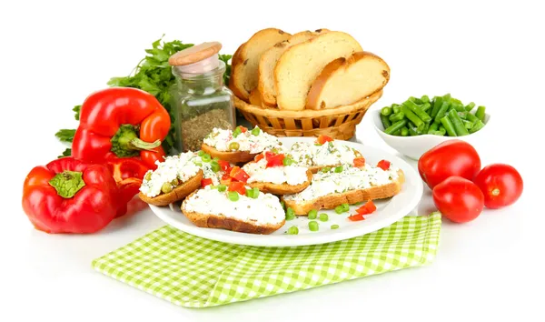 Sanduíches com queijo cottage e verduras em prato isolado em branco — Fotografia de Stock