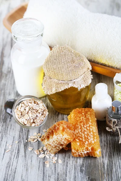 Honey and milk spa with oils and honey on wooden table close-up — Stock Photo, Image