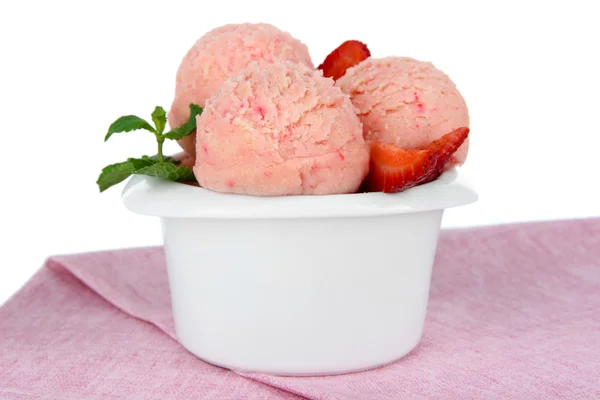 Смачні морозива в мисці, ізольовані на білому — стокове фото