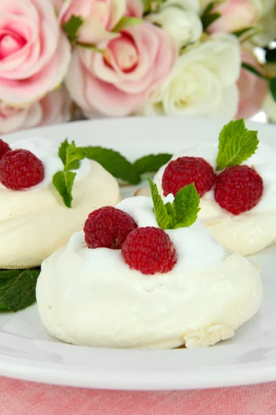 Bolos de merengue saborosos com bagas, de perto — Fotografia de Stock