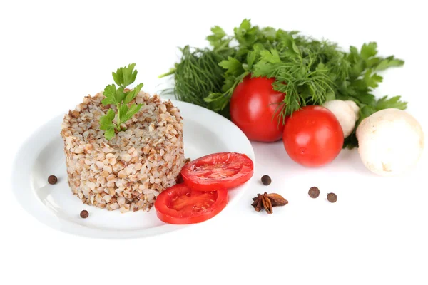 Sarrasin dans une assiette et légumes isolés sur blanc — Photo
