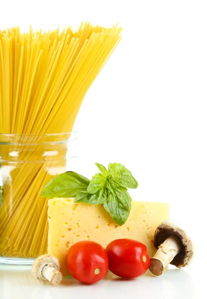 意大利面意粉用蔬菜上白色隔离 — 图库照片