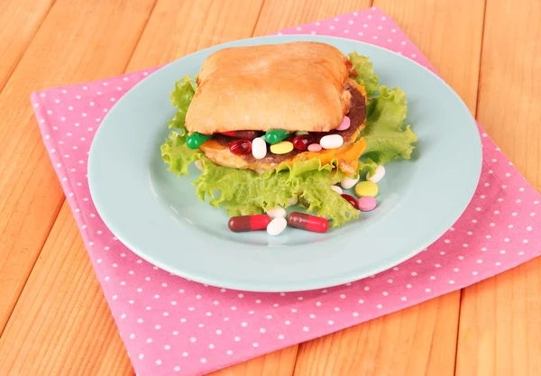 Konzeptbild für die Ernährungspflege: verschiedene Vitamine und Nahrungsergänzungsmittel im Brötchen. auf Holzgrund — Stockfoto