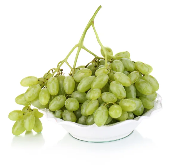 Спелый зелёный виноград на тарелке, изолированный на белом — стоковое фото