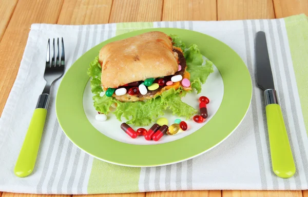 Konzeptbild für die Ernährungspflege: verschiedene Vitamine und Nahrungsergänzungsmittel im Brötchen. auf Holzgrund — Stockfoto