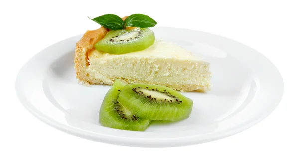 Fatia de cheesecake com kiwi frutas no prato, isolado em branco — Fotografia de Stock