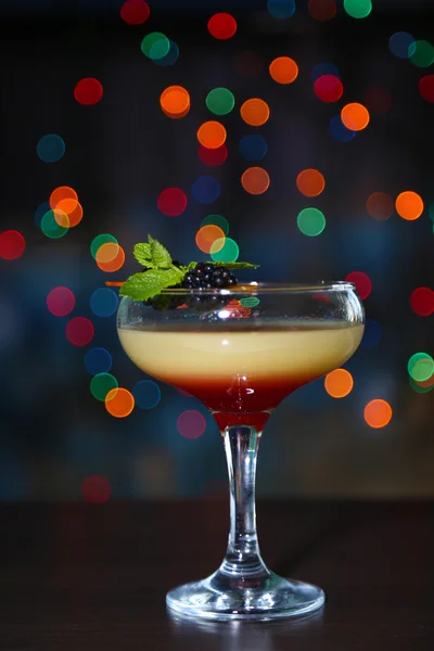 Smakelijke blackberry cocktail op lichte achtergrond — Stockfoto