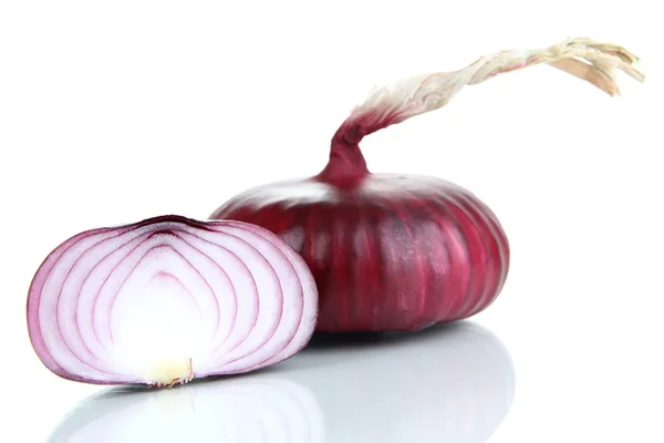 Frische rote Zwiebeln isoliert auf weiß — Stockfoto