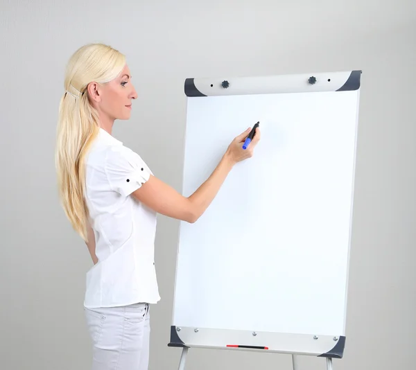 Zakenvrouw presenteren op flipchart in office — Stockfoto