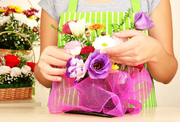 Bloemist maakt bloemen boeket — Stockfoto