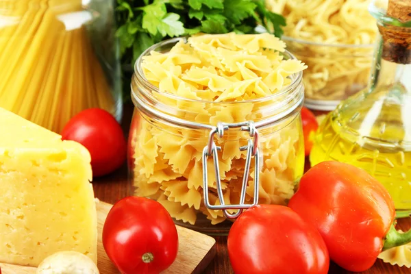 Паста с маслом, сыром и овощами на деревянном столе крупным планом — стоковое фото