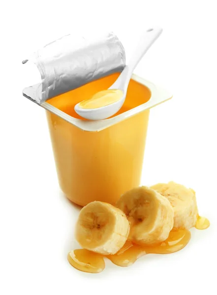 Νόστιμο επιδόρπιο σε ανοικτό πλαστικό κύπελλο και μπανάνας, που απομονώνονται σε λευκό — Φωτογραφία Αρχείου