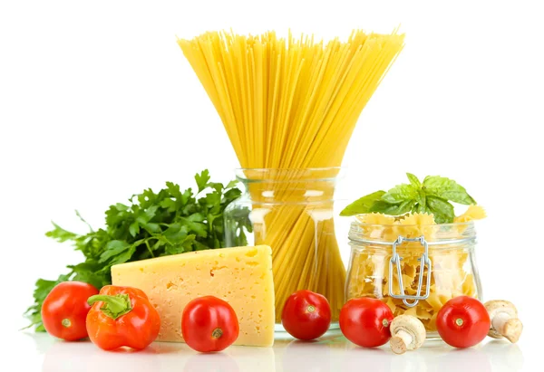 Diferentes tipos de pasta con verduras aisladas en blanco —  Fotos de Stock