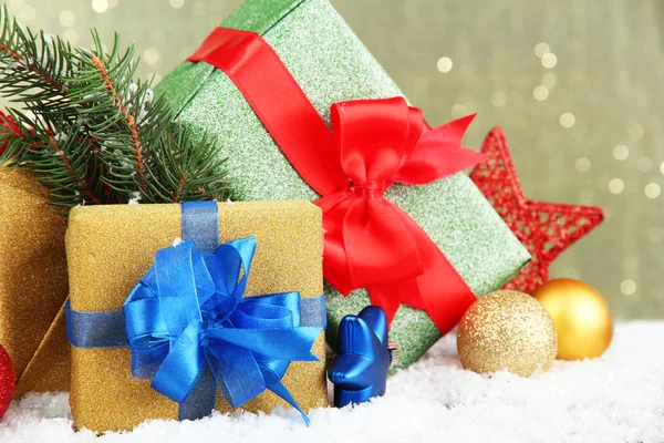 아름 다운 밝은 선물과 크리스마스 장식, 빛나는 배경 — 스톡 사진