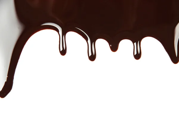 ช็อคโกแลตละลายหยดบนพื้นหลังสีขาว — ภาพถ่ายสต็อก