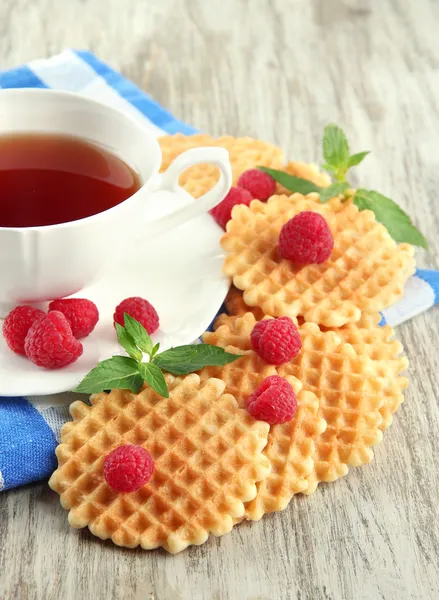 Tasse de thé avec biscuits et framboises sur la table close-up — Photo