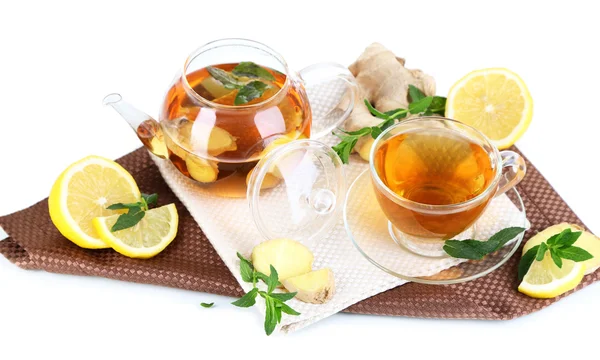 Hervidor de agua y taza de té con jengibre en servilleta aislada en blanco — Foto de Stock