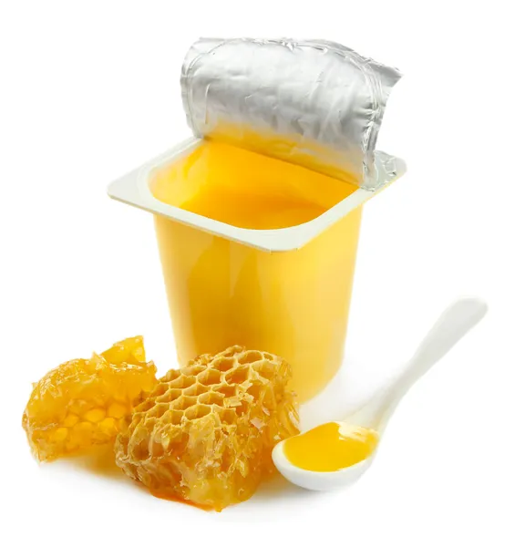 オープン プラスチック カップと蜂蜜の櫛、白で隔離されるでおいしいデザート — ストック写真