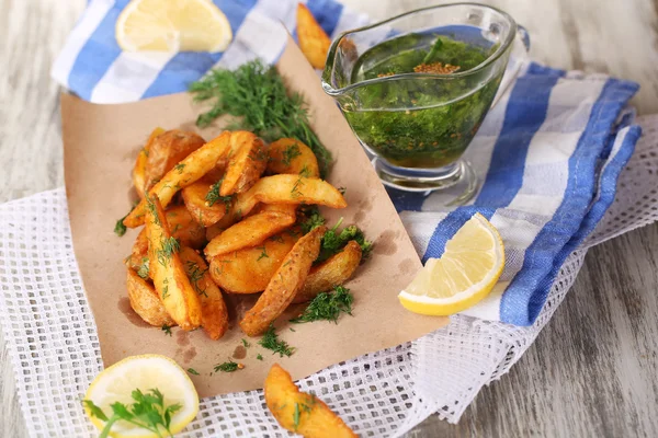 Accueil pommes de terre sur papier calque sur table en bois serviette — Photo