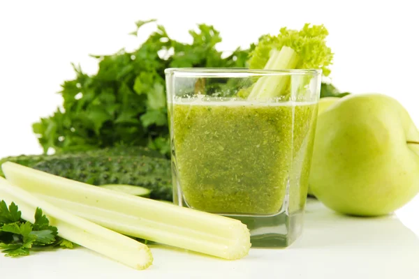 Glas van groene groentesap en groenten close-up — Stockfoto
