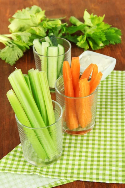 Frischer grüner Sellerie mit Gemüse in Gläsern auf dem Tisch in Großaufnahme — Stockfoto