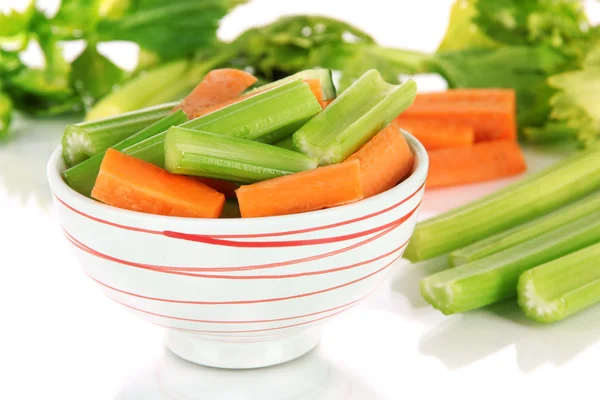 Apio verde fresco con verduras en tazón aislado sobre blanco — Foto de Stock