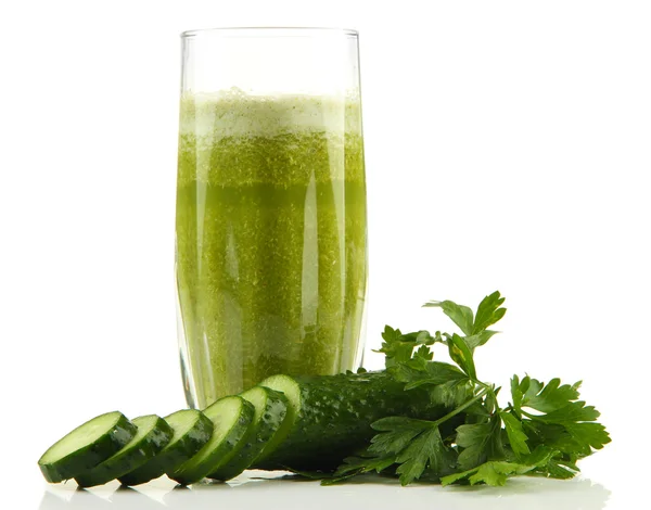 Verre de jus de légumes verts et concombre isolé sur blanc — Photo