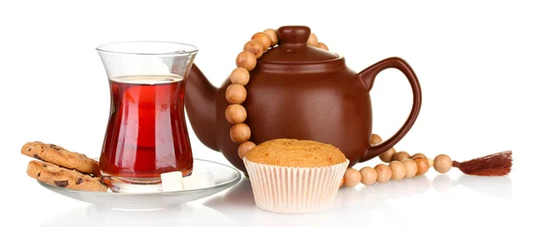 Türk çayı ve üzerinde beyaz izole çaydanlık bardak — Stok fotoğraf