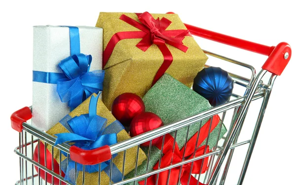 Presentes de Natal em carrinho de compras, isolado em branco — Fotografia de Stock