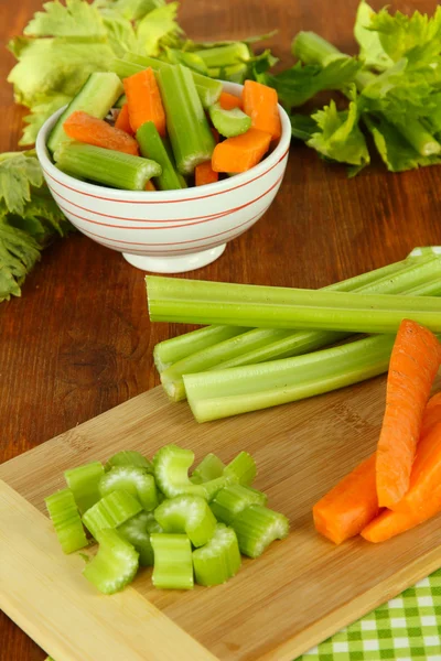 Свежий зеленый сельдерей с овощами на столе крупным планом — стоковое фото