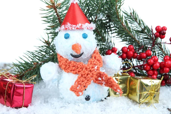 Hermoso muñeco de nieve en la nieve, aislado en blanco — Foto de Stock