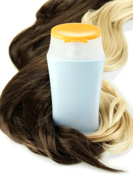 Кудрявая блондинка и каштановые волосы с шампунем, изолированным на белом — стоковое фото