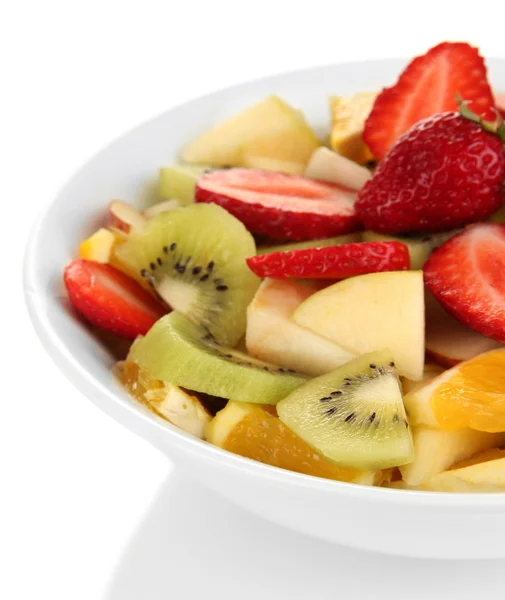 Nyttig fruktsallad av färska frukter och bär i skål isolerad på vit — Stockfoto
