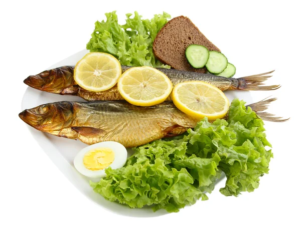 Räucherfisch auf Teller isoliert auf weißem — Stockfoto