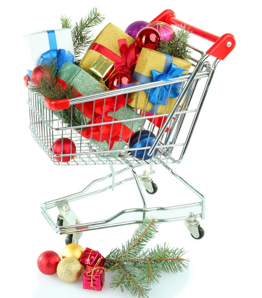 Alışveriş arabası üzerinde beyaz izole, Noel hediyeleri — Stok fotoğraf