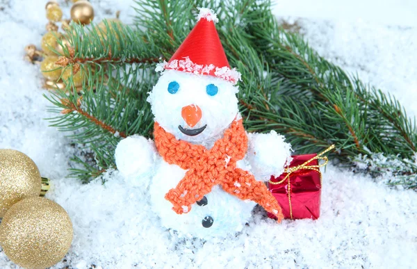 Hermoso muñeco de nieve en nieve — Foto de Stock