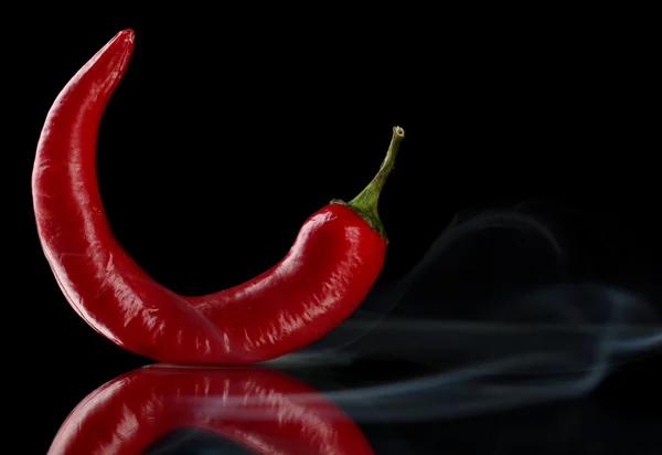 Červená horká chilli paprika izolované na černé — Stock fotografie