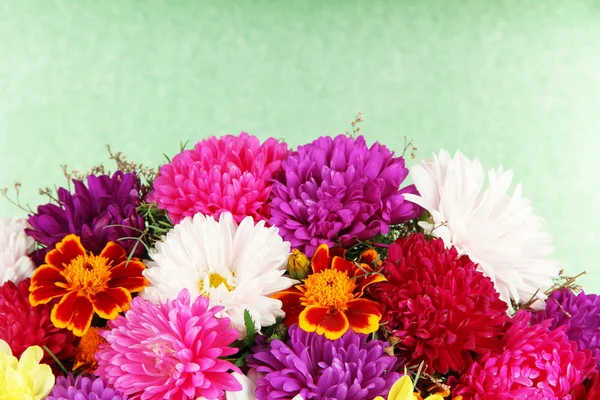 Schöner Strauß Chrysanthemen auf hellem Hintergrund — Stockfoto