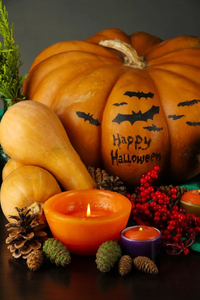 Samenstelling voor halloween met pompoenen en kaarsen close-up — Stockfoto