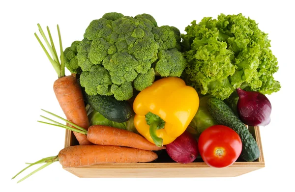 Свіжі овочі в дерев'яній коробці на сірому фоні — стокове фото