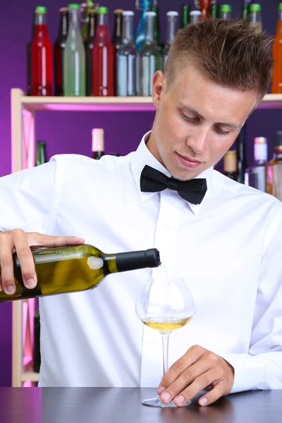 Barman está derramando vinho branco em vidro — Fotografia de Stock