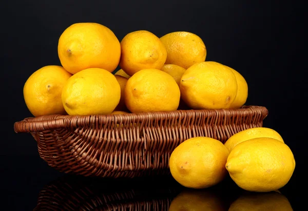 Zralých citronů v proutěný koš izolované na černém — Stock fotografie