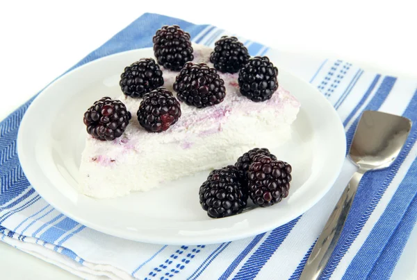 Чизкейк со свежими ягодами на белой тарелке — стоковое фото