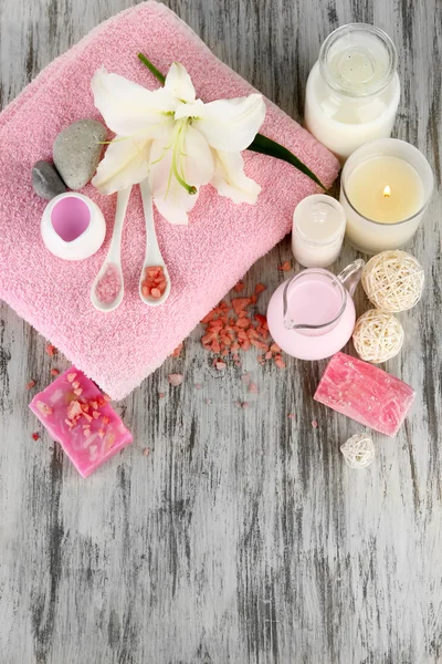 Beautiful spa setting with lily on wooden table close-up — Stock Photo, Image