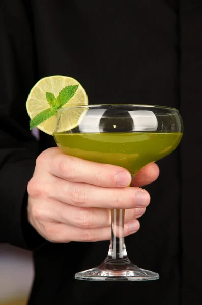 Bartender making and decorating cocktail on close-up — Stock Photo, Image