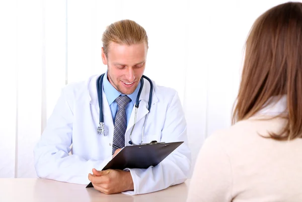 Médico e paciente no escritório — Fotografia de Stock