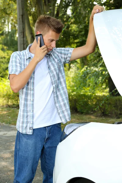 Man calling repair service after car breakdown — Stock Photo, Image